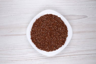 Beyaz bir tabakta keten tohumu, üst manzara.