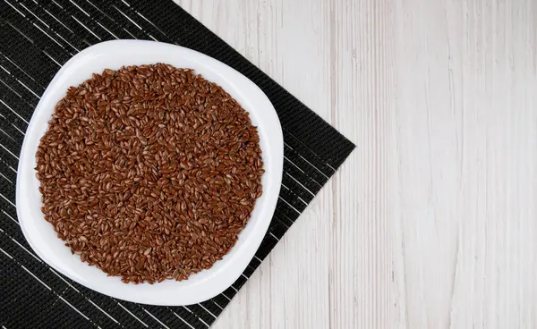 Siyah Peçetedeki Beyaz Tabakta Keten Tohumu Sağlıklı Yemek — Stok fotoğraf