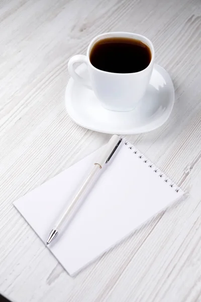 Bürobedarf Und Eine Weiße Tasse Kaffee Auf Dem Tisch Büroarbeit — Stockfoto