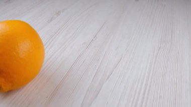 Masada turuncu rulo, boş yer. Sağlıklı yiyecekler. Sağlıklı yiyecekler. Vitaminler. Citrus.