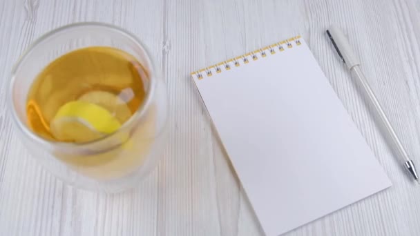 Miejsce Pracy Domu Długopis Notatnik Herbata Stole Herbata Jest Mieszana — Wideo stockowe