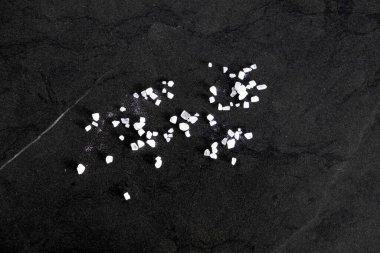 Siyah mermer tezgahta tuz kristalleri