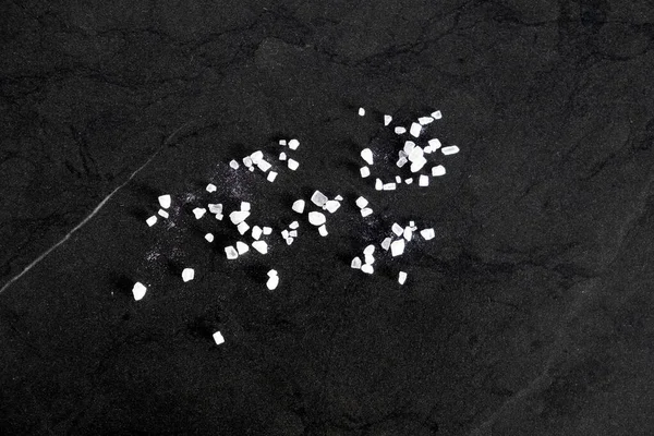 Siyah mermer tezgahta tuz kristalleri