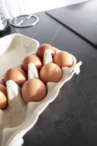 Tavuk yumurtası mutfak masasında