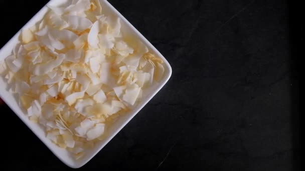 Une Assiette Chips Noix Coco Apparaît Sur Table Aliments Sains — Video