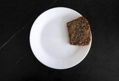 Siyah zemin üzerinde beyaz ekmek, üst görünüm