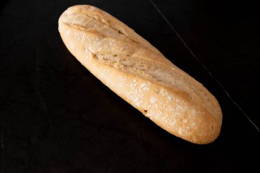 Siyah zemin üzerinde beyaz ekmek, üst görünüm