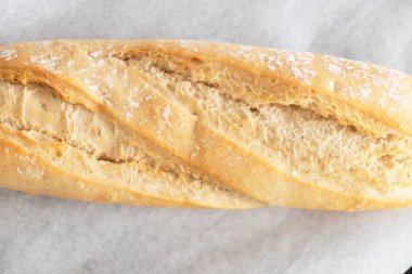 Beyaz arka planda beyaz ekmek yakın plan