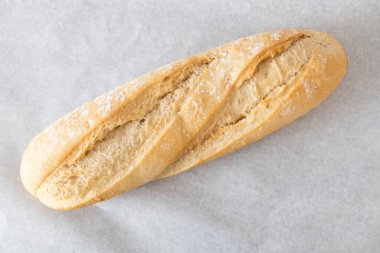 Parşömen üzerinde beyaz ekmek, üst görünüm