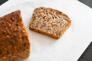 Tohumlu ekmek ve beyaz arka planda bir parça ekmek.