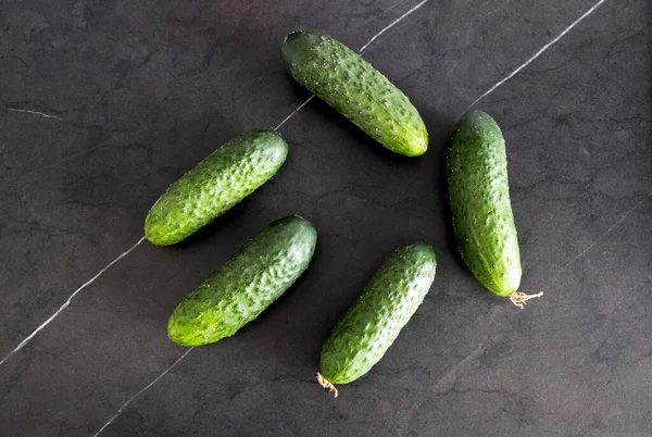 Grote Komkommers Een Zwart Tafelblad Groenten Dieet — Stockfoto