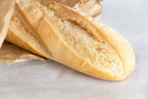 白色背景纸上的白面包 — 图库照片