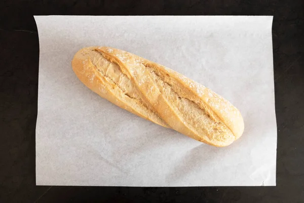 羊皮纸上的白面包 — 图库照片