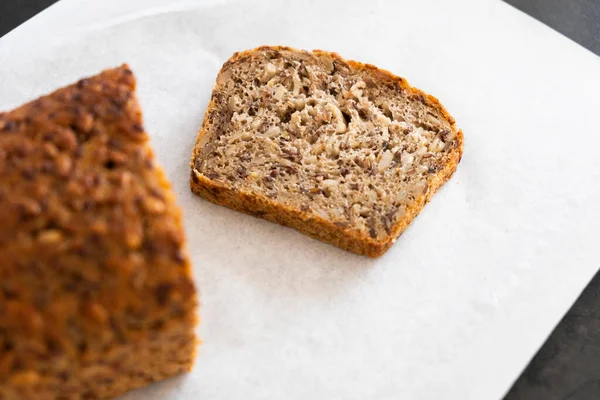 Tohumlu ekmek ve beyaz arka planda bir parça ekmek.