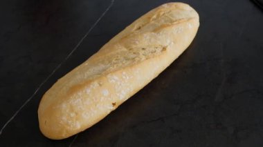 Siyah arka planda beyaz ekmek