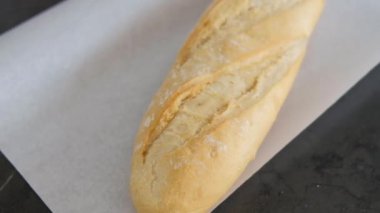 Siyah bir masada beyaz taze ekmek, yakın plan.