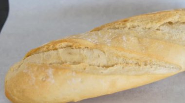 Parşömen üzerinde beyaz somun, yakın plan.