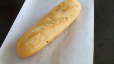 Parşömen üzerinde taze pişmiş ekmek, üst manzara.