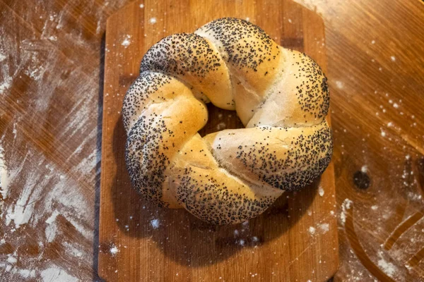 Bun Poppy Seeds Wooden Board Table Sprinkled Flour Top View — Stock fotografie