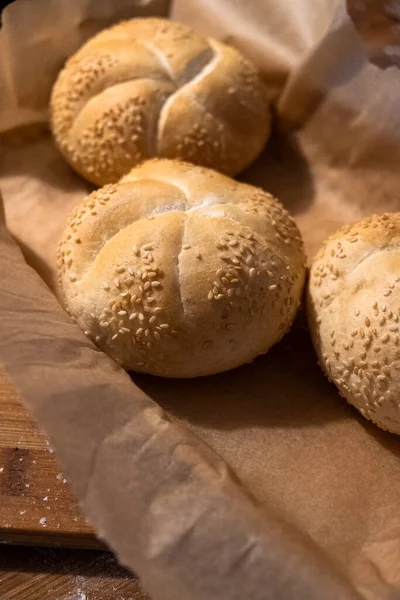 Small Buns Sesame Seeds Parchment — 图库照片