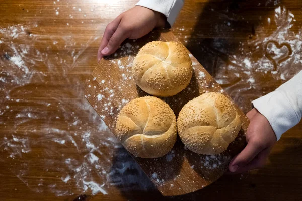 Man Board Buns Sesame Flour Scattered Table Man Made Buns — Zdjęcie stockowe