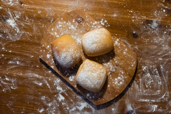 Buns Sprinkled Flour Wooden Board Buns Table Bakery Products — Foto de Stock