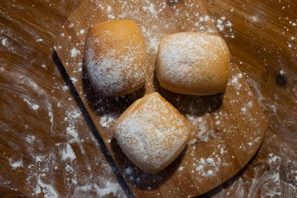 Three Buns Sprinkled Flour Wooden Board Buns Table Bakery Products — Foto de Stock