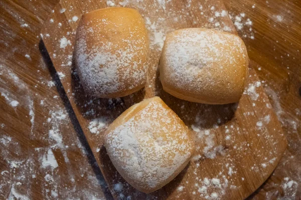 Buns Sprinkled Flour Wooden Board Close Buns Table Bakery Products — Fotografia de Stock