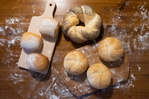 Булочка Маковим Насінням Булочками Кунжутом Булочками Столі Посипаними Борошном Хлібобулочні — стокове фото