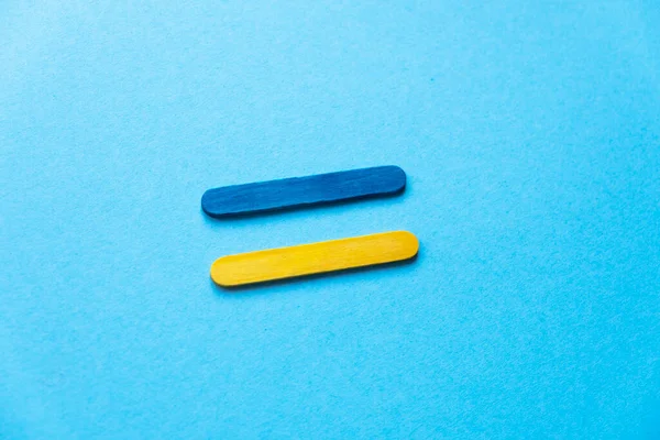 Beyaz bir arka planda Ukrayna bayrağı.