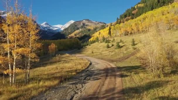 Voando Sobre Estrada Terra Que Enrola Através Selva Utah Durante — Vídeo de Stock