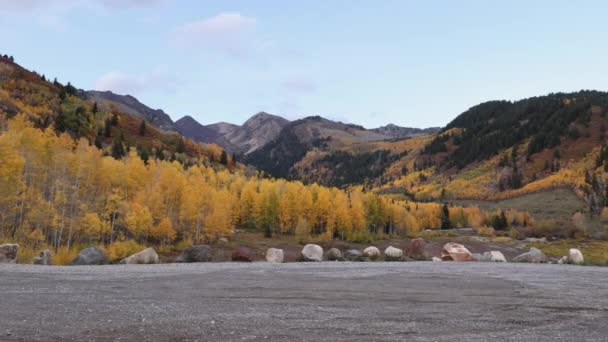 Betrachten Der Berglandschaft Herbst Farben Als Paar Radelt Durch Die — Stockvideo