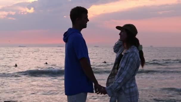 Couple Tenant Main Embrassant Plage Pendant Coucher Soleil Alors Que — Video