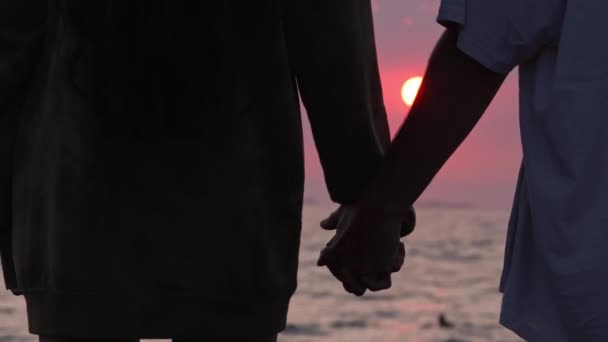 Colorido Atardecer Sobre Océano Mientras Pareja Toma Mano Mirando Sol — Vídeos de Stock