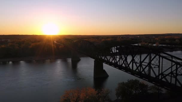 Flygfoto Över Missouri Floden Solnedgången North Dakota Tittar Den Gamla — Stockvideo