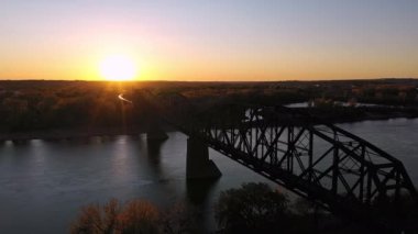 Kuzey Dakota 'da günbatımında Missouri nehri üzerindeki BNSF Demiryolu Köprüsü' nün hava görüntüsü.