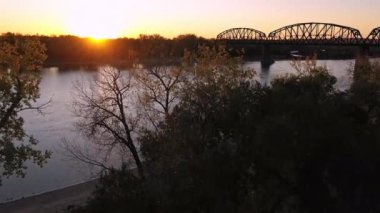 Kuzey Dakota 'daki Missouri nehri boyunca yükselen hava manzarası, eski demiryolu köprüsünün geçmesiyle birlikte..