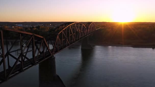 Vliegen Langs Historische Oude Spoorbrug North Dakota Bij Zonsondergang Missouri — Stockvideo