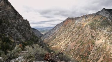 Timpanogos mağarasından Amerikan Çatal Kanyonu 'na doğru bakan bulutlar ve gölgeler zaman içinde hareket ederken.