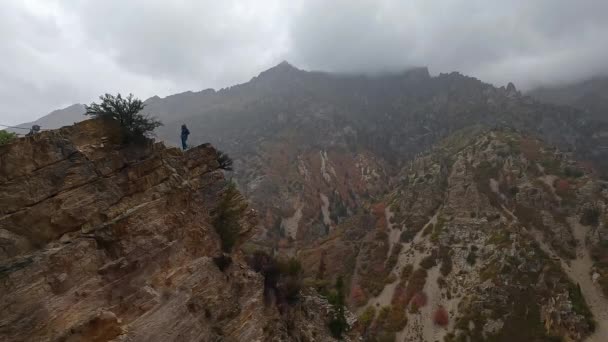 Vista Attraverso Canyon Come Leggermente Piogge Visualizzazione Persona Sulla Scogliera — Video Stock