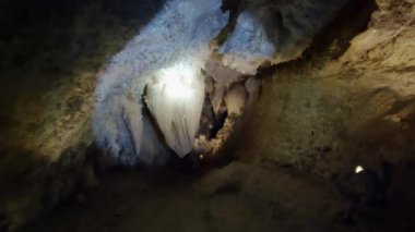 Utah 'taki anıtın turu sırasında mağarada Timpanogos' un kalbinde parlayan el feneri..