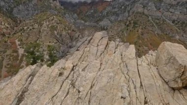 POV uçurumun kenarına yürüyor Utah 'taki kanyona bakıyor kasvetli bir sonbahar gününde.