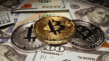 Bitcoin kripto altın ve gümüş paralar 100 dolarlık banknotlar üzerine yığıldılar..