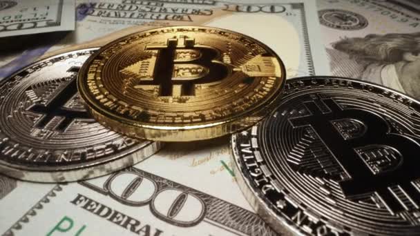 金のコインとしてのBitcoin暗号通貨は スリヴァーと100ドル札でピックアップされます Btc ビットコイン — ストック動画