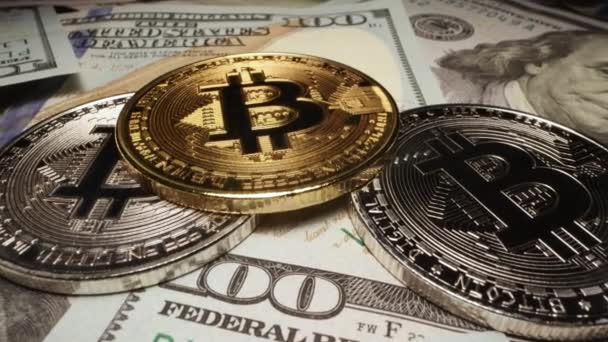 Bitcoins Crypto Monnaie Argent Pièces Empilées Sur Des Billets 100 — Video