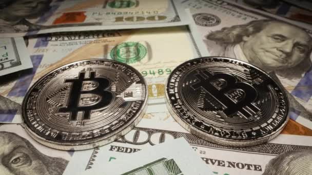 Gold Bitcoin Auf Silbernen Kryptowährungen Die Auf 100 Dollar Scheinen — Stockvideo