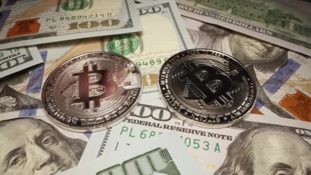 100ドル札に積み上げられたBitcoin暗号通貨に置かれたEthereumコインは マクロビューでゆっくりと回転します — ストック動画