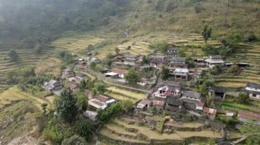 Nepal 'deki Annapurna Dağları' ndaki Kemer Halkası Köyü üzerinde uçan hava manzarası.