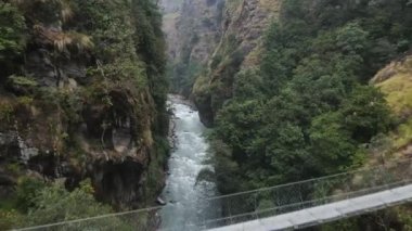 Marsyangdi Nehri 'nin üzerinden geçip Annapurna Dağları' ndaki kanyona doğru uçuyor..