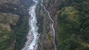 Nepal 'deki vahşi doğada Marsyangdi Nehri' ni takip eden uçurumlara doğru yol oyulmuş..